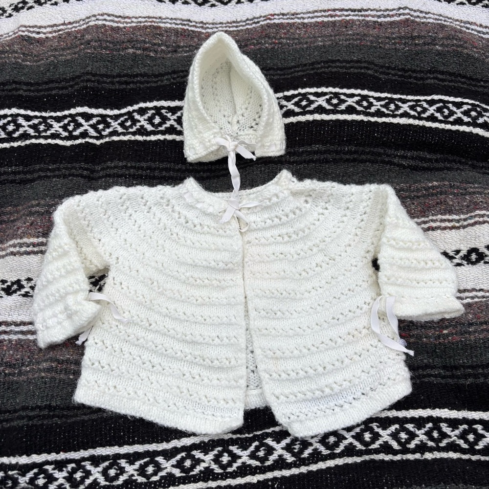 VINTAGE WHITE KNITTED HANDMADE SWEATER AND BONNET SET NEWBORN BABY DOLL